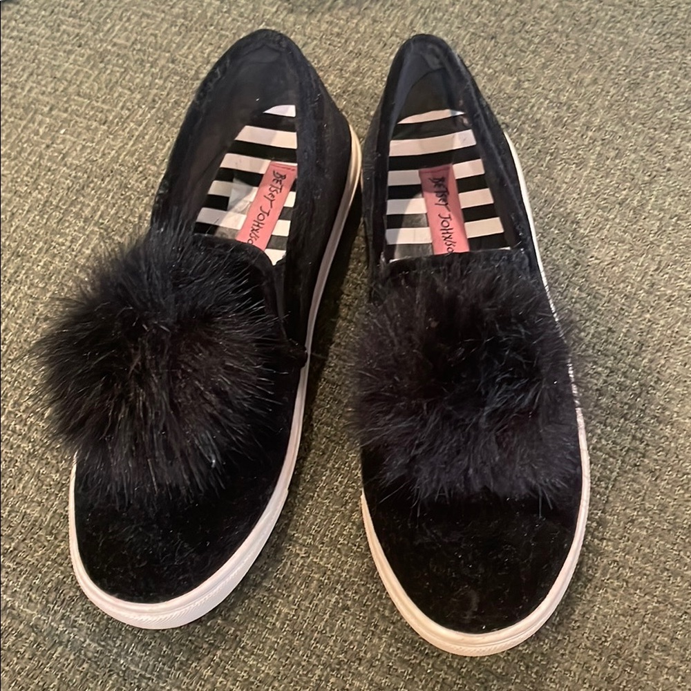 Betsey Johnson Black Velvet Faux Fur Slip-On Sneakers (sz 6.5)